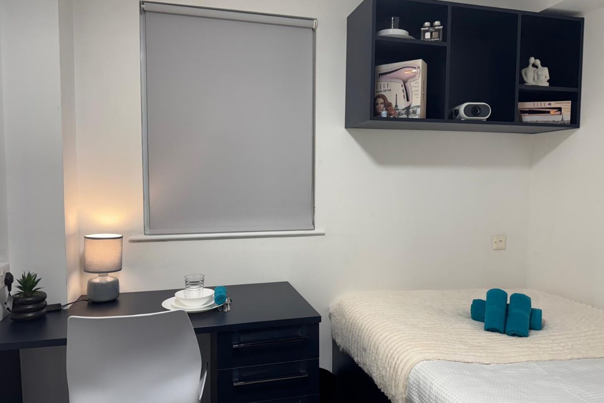 Premium Fully Furnished Serviced Ensuite Flat in Leeds – Student and Professional Living